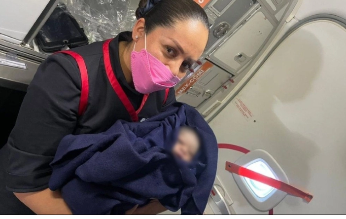 Una mujer da a luz en pleno vuelo de CDMX a Ciudad Juárez