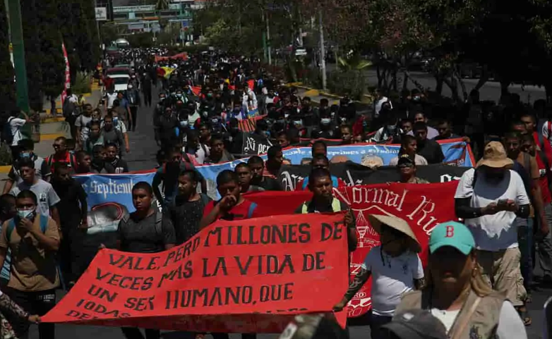 Normalistas exigen justicia por asesinato de estudiante