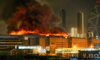 Un enorme incendio arde en el Crocus City Hall en el extremo occidental de Moscú, Rusia. (Sergei Vedyashkin / Associated Press)