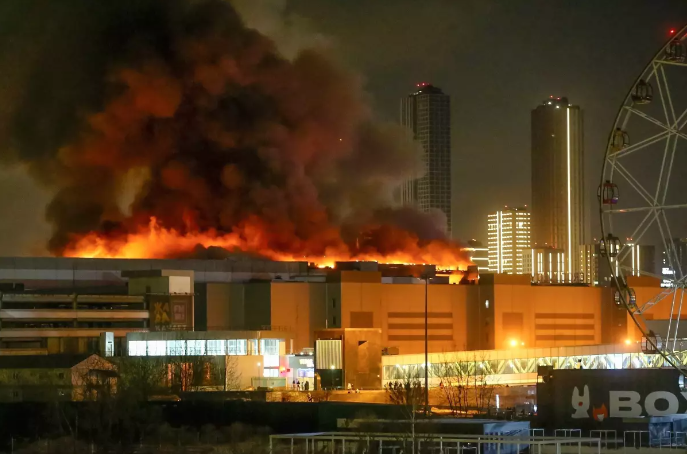 Un enorme incendio arde en el Crocus City Hall en el extremo occidental de Moscú, Rusia. (Sergei Vedyashkin / Associated Press)