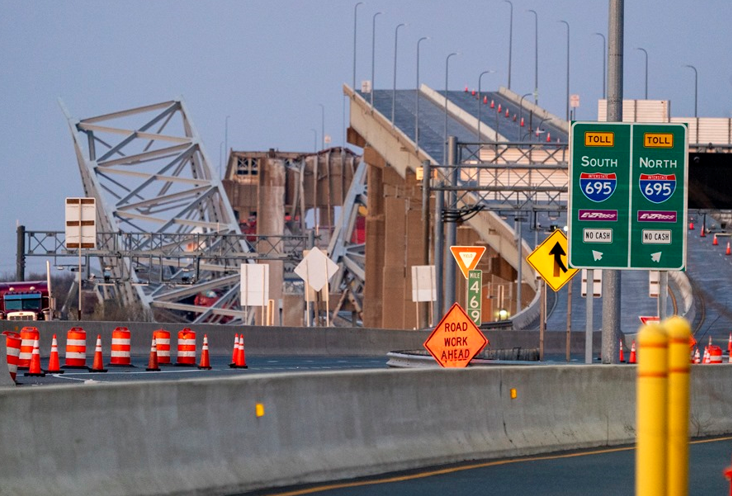 Vista del puente Francis Scott Key parcialmente derrumbado después de que un carguero chocara contra uno de sus pilares en Baltimore, Maryland, EE. UU., este 26 de marzo. EFE/EPA/Shawn Thew