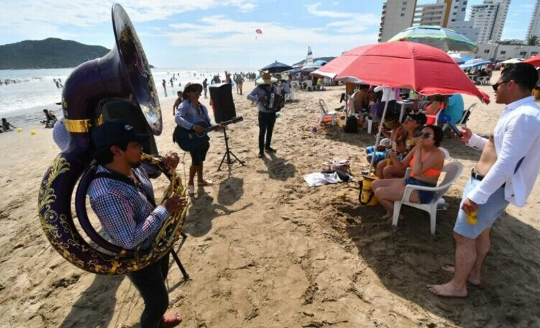 Hoteleros pretenden prohibir música de banda en playas de Mazatlán