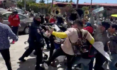 Músicos y policías se agarran a golpes en medio de manifestación en Mazatlán