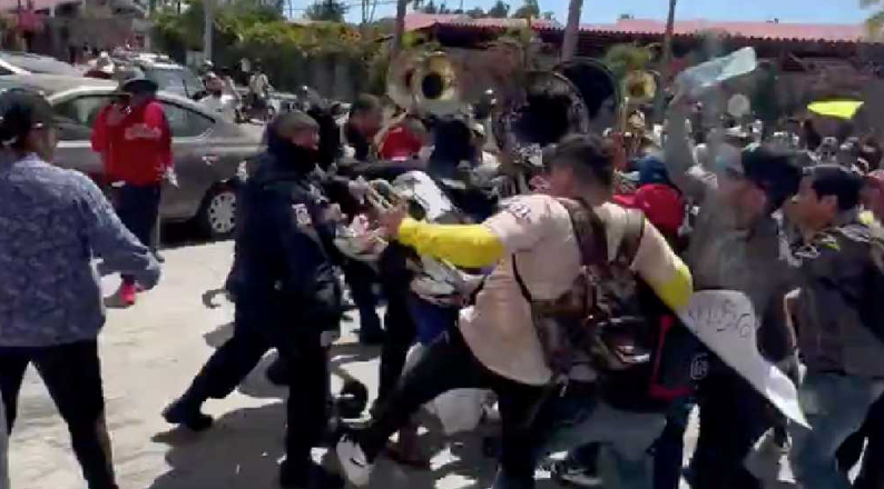 Músicos y policías se agarran a golpes en medio de manifestación en Mazatlán