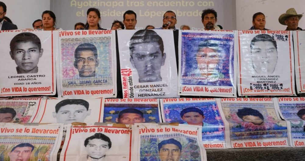 AMLO se reunirá con los padres de Ayotzinapa pero sin abogados