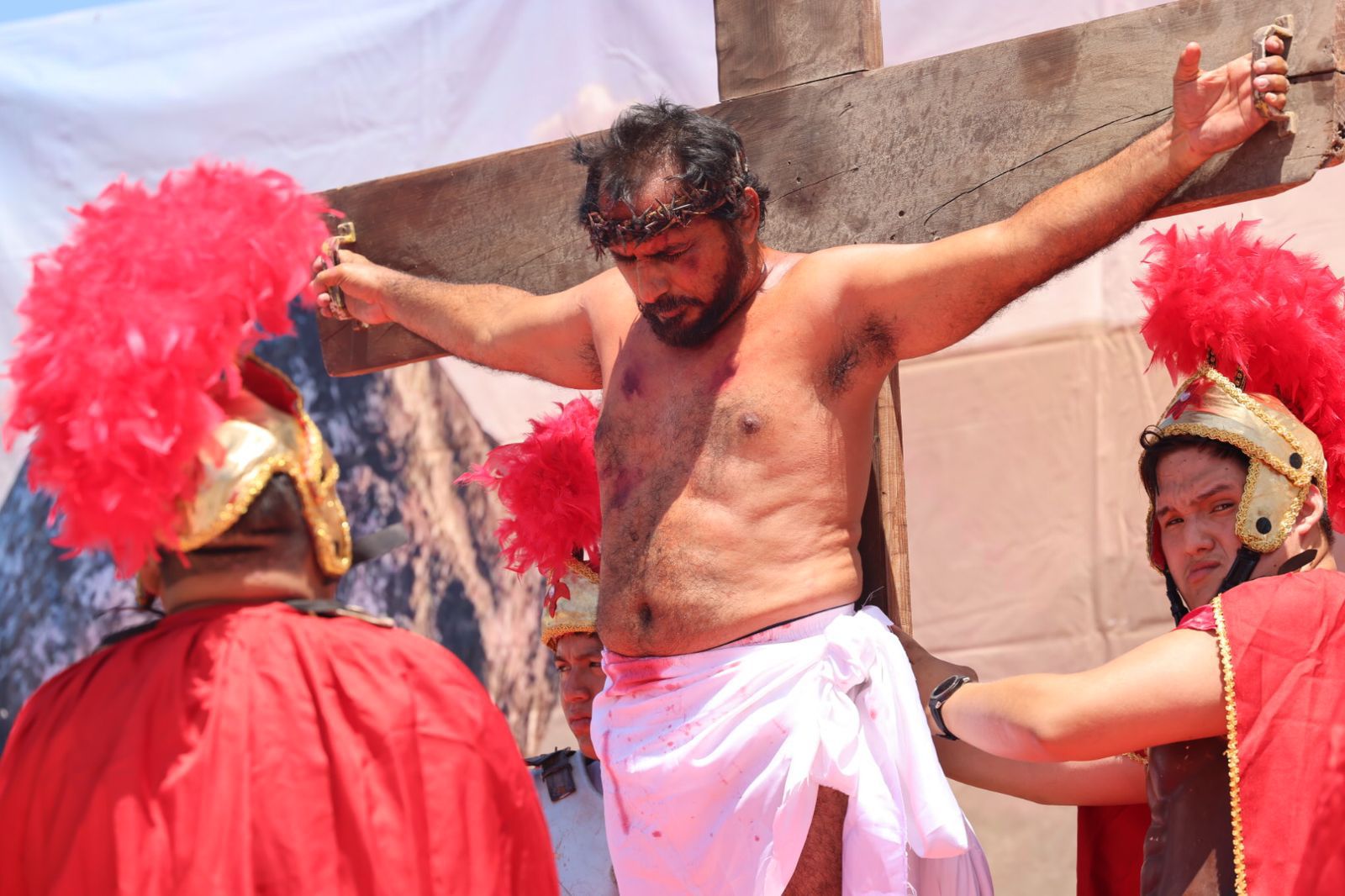 Realizan tradicional viacrucis viviente en Isla Mujeres