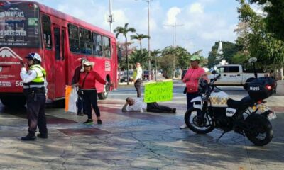 Taxista se manifiesta en la avenida Tulum