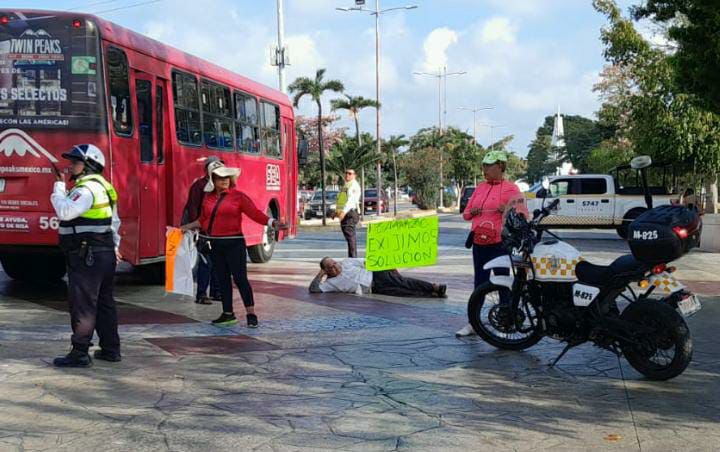 Taxista se manifiesta en la avenida Tulum