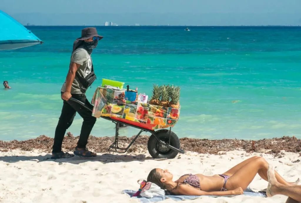 Aumenta el ambulantaje en playas de Cancún