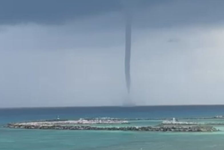 Se forma tromba marina en la playa de Xpu-Há