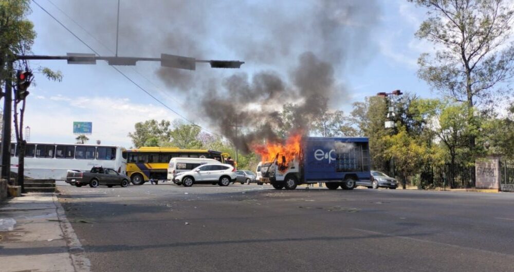 Indígenas queman vehículos y vandalizan edificios de gobierno en Morelia Foto: Especial