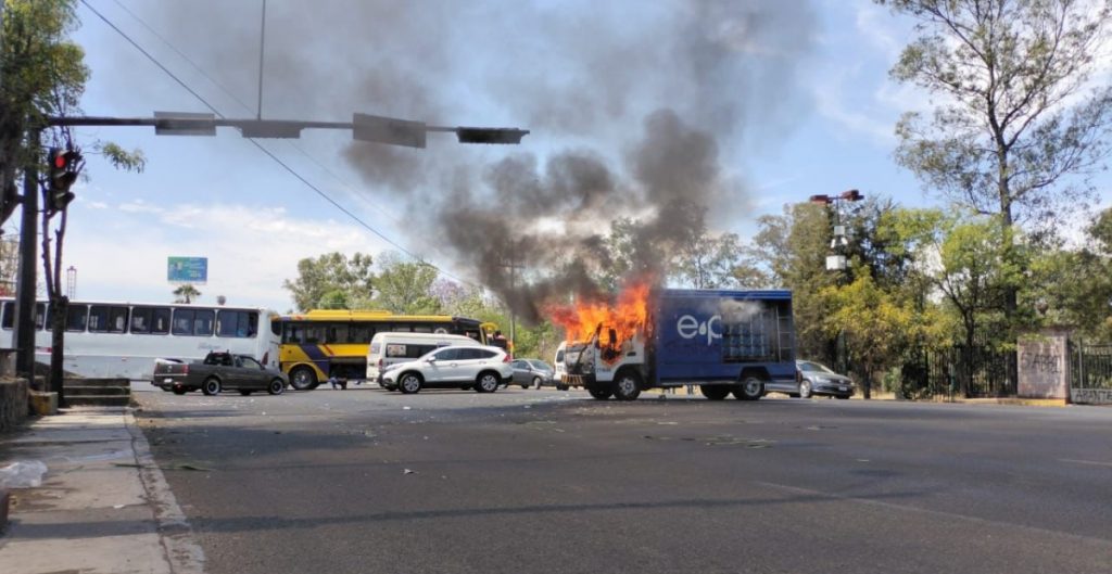 Indígenas queman vehículos y vandalizan edificios de gobierno en Morelia Foto: Especial