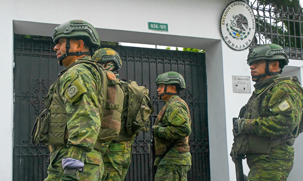 Soldados hacen guardia frente a la Embajada de México en Quito, Ecuador, el 5 de abril de 2024. Rodrigo Buendia / Gettyimages.ru