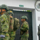 Soldados hacen guardia frente a la Embajada de México en Quito, Ecuador, el 5 de abril de 2024. Rodrigo Buendia / Gettyimages.ru