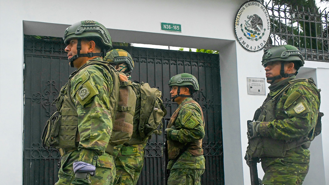 Soldados hacen guardia frente a la Embajada de México en Quito, Ecuador, el 5 de abril de 2024. Rodrigo Buendia / Gettyimages.ru