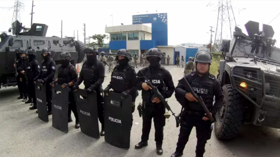 El allanamiento a la sede mexicana en Ecuador se realizó el viernes. (Foto AP/César Muñoz)