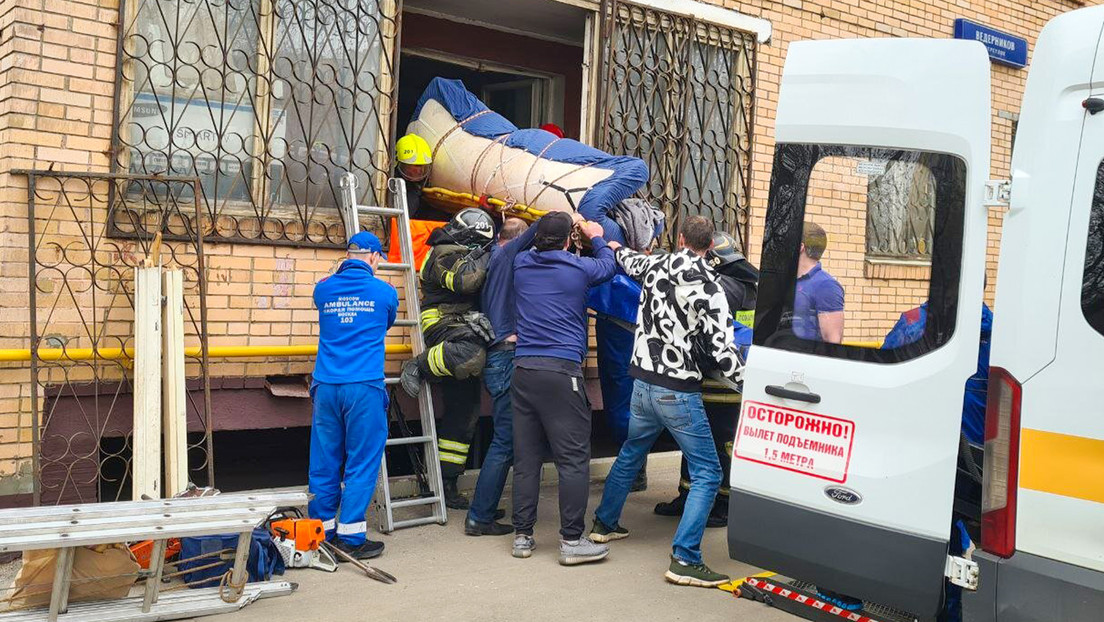 Evacúan a un hombre de 300 kg de un apartamento en Rusia