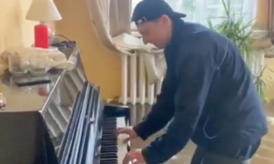 Un hombre toca el piano en una casa inundada en Rusia