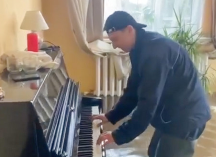 Un hombre toca el piano en una casa inundada en Rusia