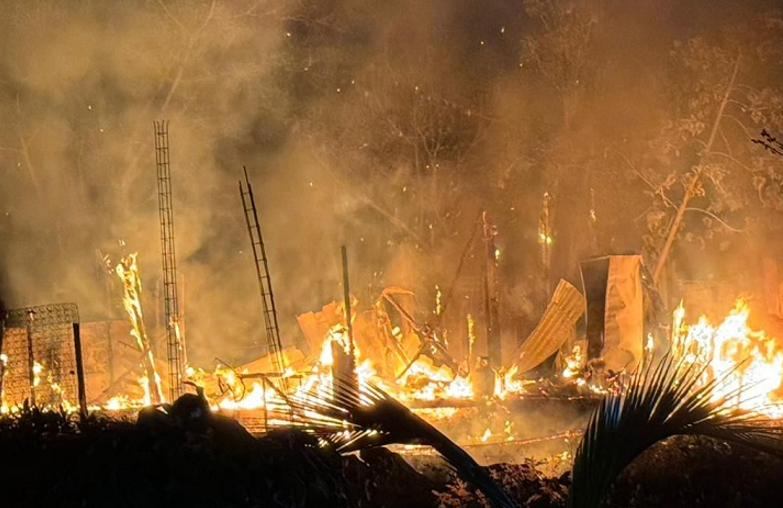 Llamas arrasan con una palapa en la Región 203