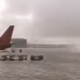 Aviones "navegan" sobre las pistas del aeropuerto de Dubái tras fuertes lluvias