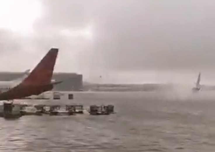 Aviones "navegan" sobre las pistas del aeropuerto de Dubái tras fuertes lluvias