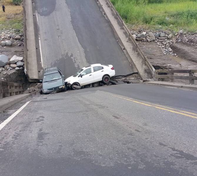 Colapsó puente en la vía Zhud-Cochancay-El Triunfo