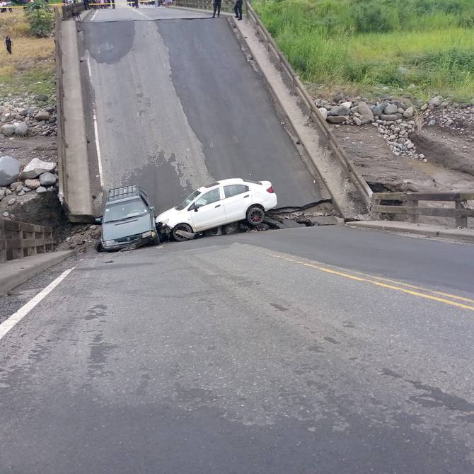 Colapsó puente en la vía Zhud-Cochancay-El Triunfo