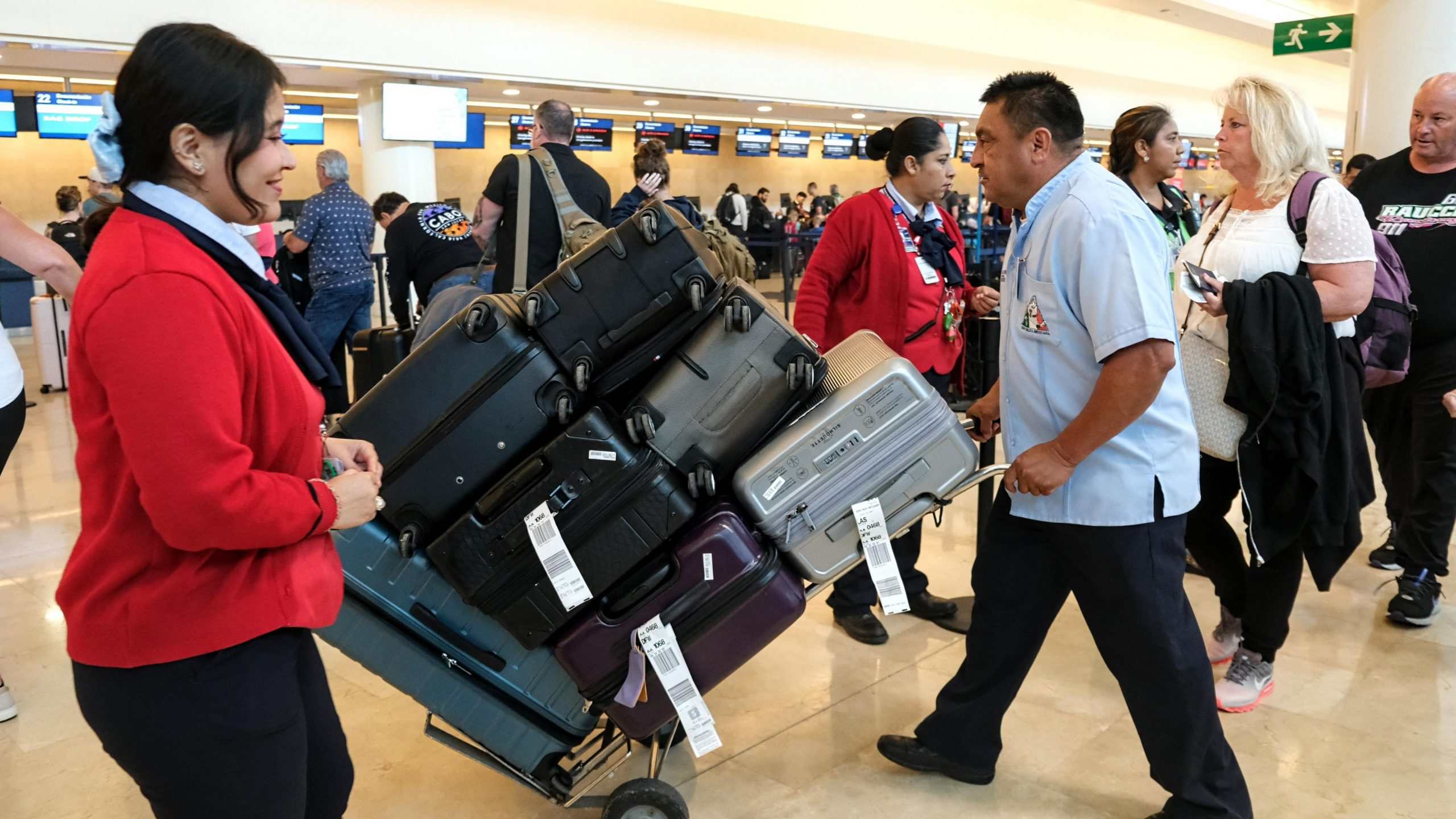 Anuncian visado electrónico para turistas brasileños