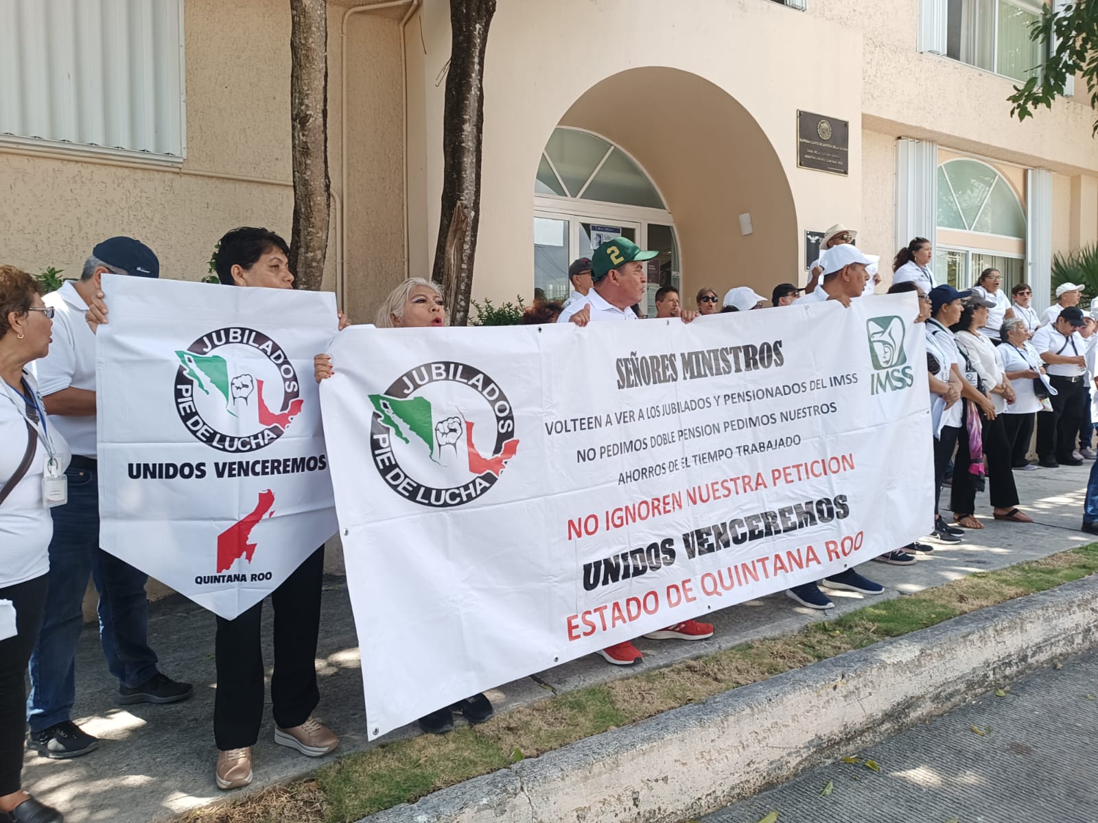 Jubilados del IMSS  protestan por retención de los fondos de vejez 