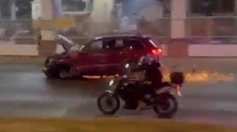 Con auto en llamas, desata balacera y se enfrenta a policías en Puerto Vallarta