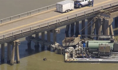 Una barcaza choca contra un puente y derrama petróleo