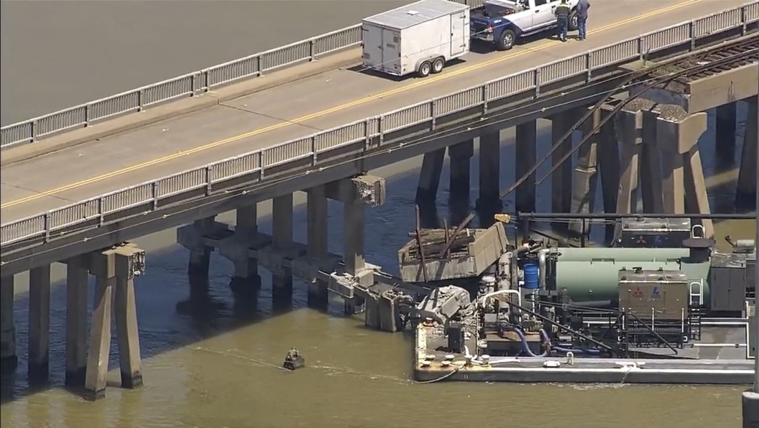 Una barcaza choca contra un puente y derrama petróleo