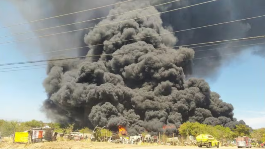 Culiacán: Reportan fuerte incendio tras explosión de pipas; evacúan poblaciones aledañas