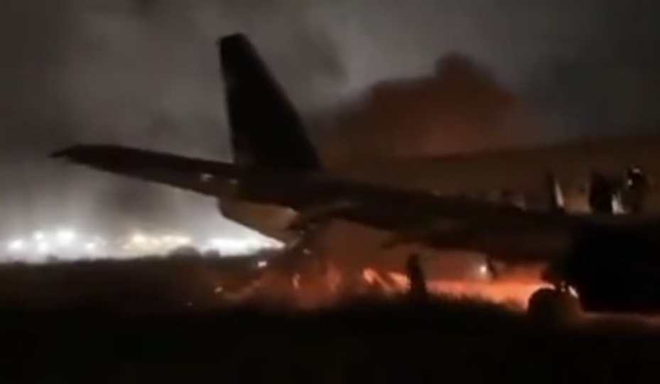 Avión se estrella y se incendia mientras despegaba, hay 11 personas heridas