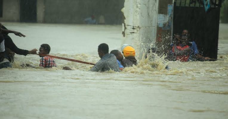 Potentes inundaciones provocan caos en Kenia y se prevé un fuerte ciclón