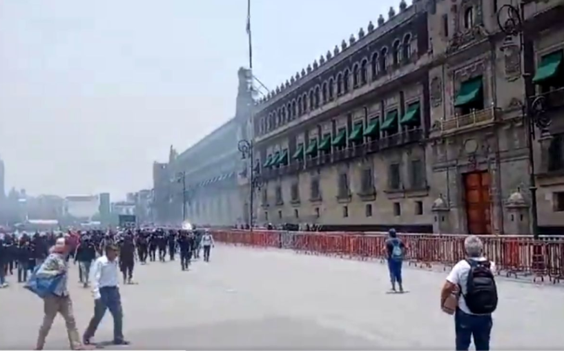 En protesta por normal de Ayotzinapa se lanzan petardos a Palacio Nacional