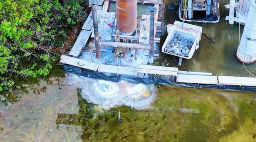 Activistas denuncian derrame de cemento en la Laguna Nichupté