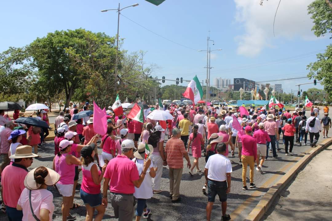 Cancún se suma a la “Marea Rosa”; participan 2 mil personas