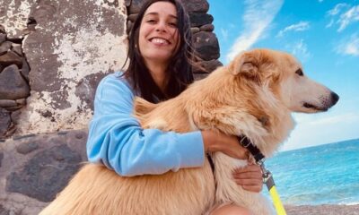 Familia con perrhijo disfrutando en casa