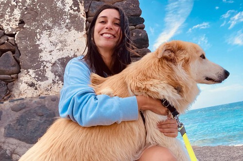 Familia con perrhijo disfrutando en casa
