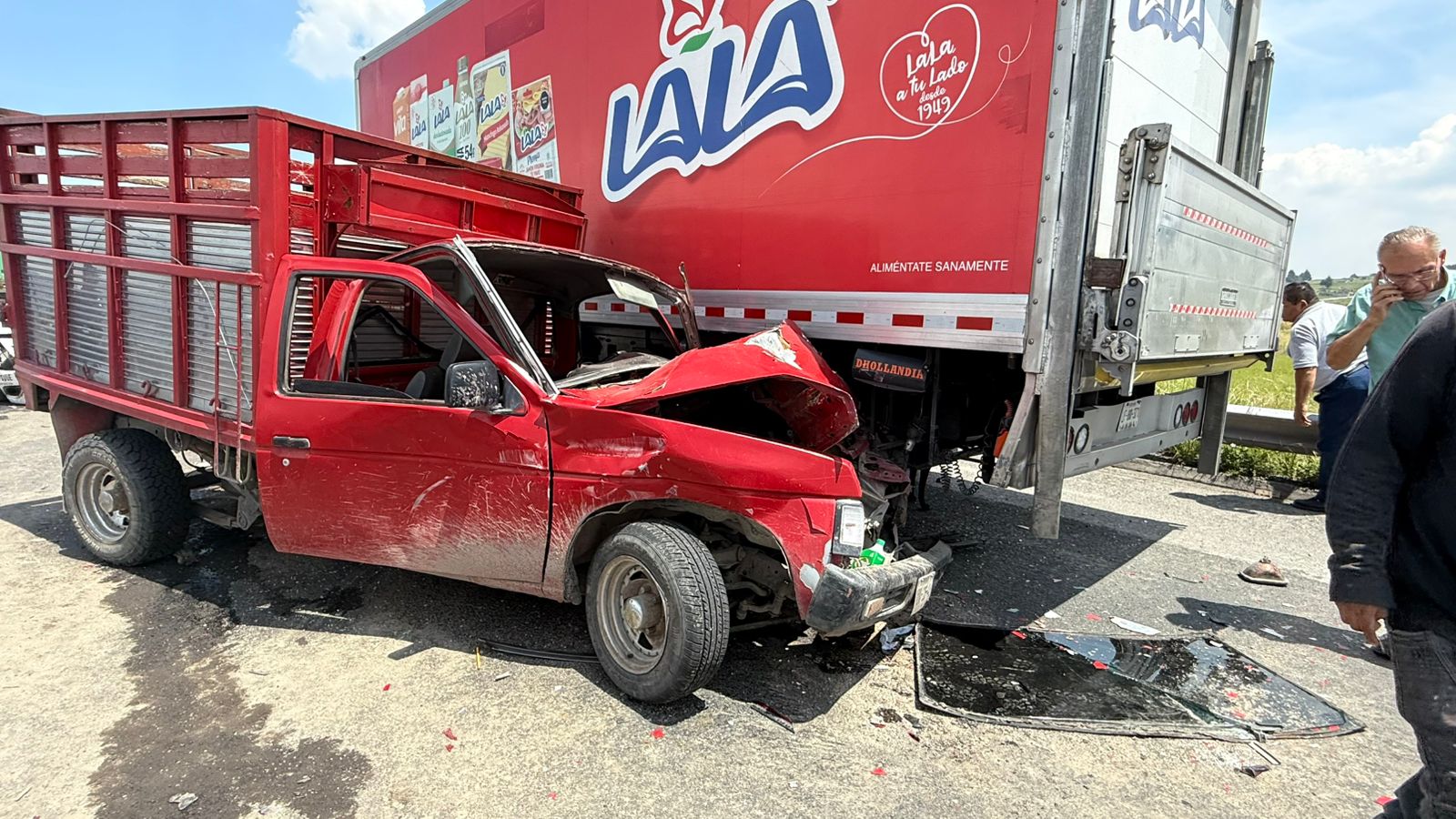 Un aparatoso accidente ocurrió este viernes en el Libramiento Bicentenario, a la altura de los límites entre Toluca y Temoaya, cuando un tráiler perdió el control y embistió a al menos 12 vehículos particulares.