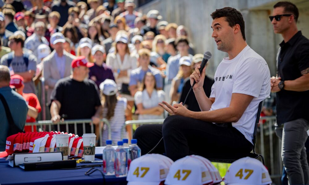 Charlie Kirk muere baleado