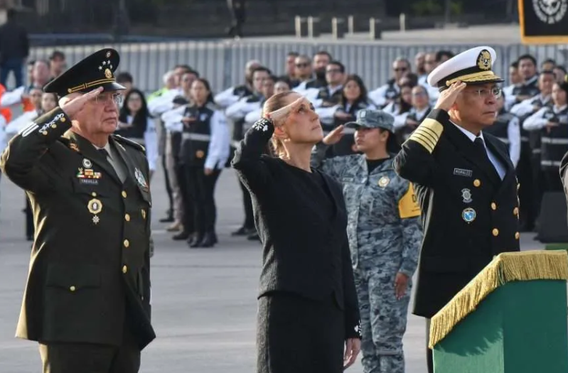Claudia Sheinbaum encabezó en el Zócalo un homenaje a las víctimas de los sismos de 1985 y 2017, con bandera a media asta y simulacro nacional.