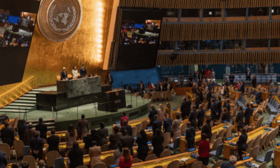 La Asamblea General de la ONU decidió abrirle la puerta a Mahmud Abbas, presidente de la Autoridad Nacional Palestina, después de que Estados Unidos vetara su presencia en Nueva York. Con 145 votos a favor, seis abstenciones y apenas cinco en contra —incluyendo a Israel y EU—, la resolución aprobada permitirá que Abbas participe de manera virtual en las próximas sesiones. Washington justificó su veto alegando que Palestina ha incumplido compromisos y “socava las perspectivas de paz” en medio de la guerra en Gaza. Incluso, el secretario de Estado, Marco Rubio, anunció la revocación de visados para dirigentes palestinos y de la OLP. Desde Ramala, el Ministerio de Exteriores palestino respondió con dureza: acusó a Estados Unidos de violar el Acuerdo de la Sede de la ONU de 1947, que garantiza el acceso de las delegaciones para participar en las reuniones. La decisión de la Asamblea es interpretada como un gesto político contundente: darle voz a Palestina en un escenario global, aun con la oposición de Washington y Tel Aviv.