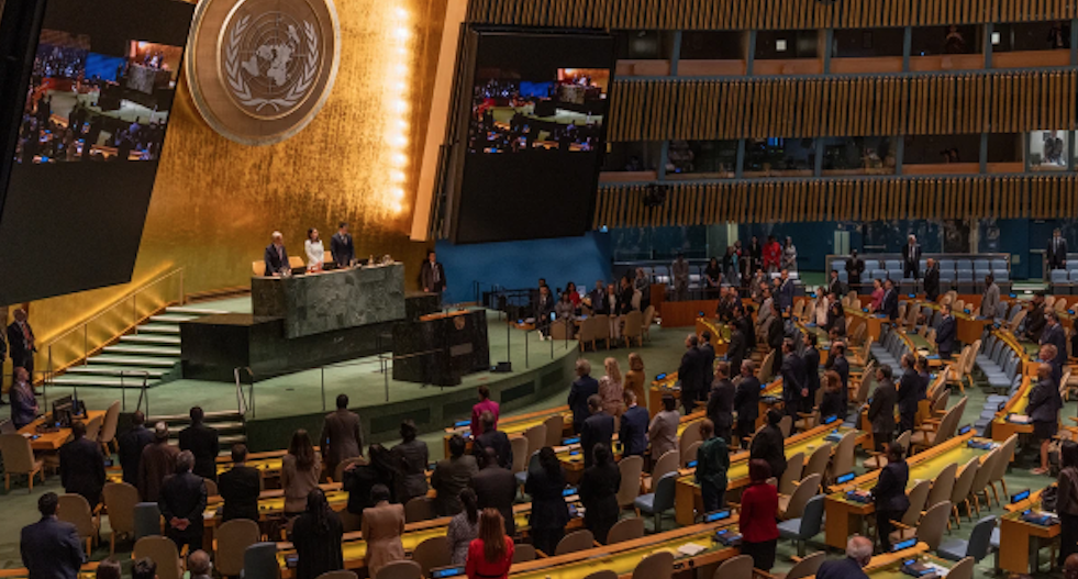 La Asamblea General de la ONU decidió abrirle la puerta a Mahmud Abbas, presidente de la Autoridad Nacional Palestina, después de que Estados Unidos vetara su presencia en Nueva York. Con 145 votos a favor, seis abstenciones y apenas cinco en contra —incluyendo a Israel y EU—, la resolución aprobada permitirá que Abbas participe de manera virtual en las próximas sesiones. Washington justificó su veto alegando que Palestina ha incumplido compromisos y “socava las perspectivas de paz” en medio de la guerra en Gaza. Incluso, el secretario de Estado, Marco Rubio, anunció la revocación de visados para dirigentes palestinos y de la OLP. Desde Ramala, el Ministerio de Exteriores palestino respondió con dureza: acusó a Estados Unidos de violar el Acuerdo de la Sede de la ONU de 1947, que garantiza el acceso de las delegaciones para participar en las reuniones. La decisión de la Asamblea es interpretada como un gesto político contundente: darle voz a Palestina en un escenario global, aun con la oposición de Washington y Tel Aviv.