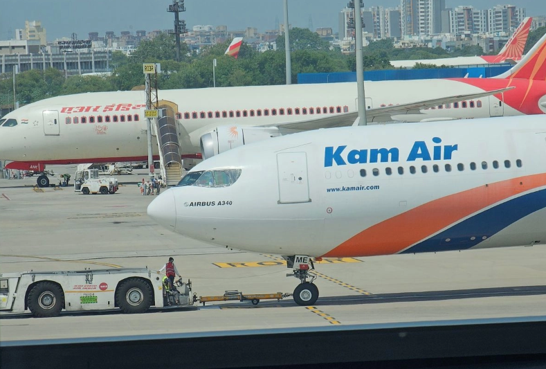 Niño de 13 años sobrevive escondido en tren de aterrizaje.