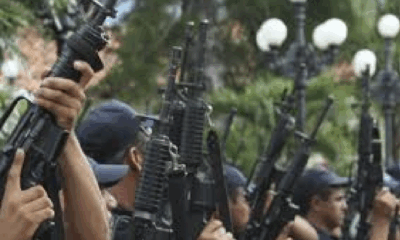 EE.UU. acusa a 26 miembros del Cártel de Sinaloa por narcotráfico y lavado de dinero Estados Unidos lanzó un nuevo golpe contra el Cártel de Sinaloa. El Departamento de Justicia anunció cargos contra 26 presuntos integrantes de alto rango de esta organización criminal, acusados de traficar metanfetamina, fentanilo y cocaína, además de lavar millones de dólares en bancos estadounidenses. De acuerdo con la DEA, este operativo se desarrolló a lo largo de varios años y, en tan solo una semana, permitió la captura de 15 de los señalados. La investigación también derivó en la incautación de más de 400 kilos de fentanilo, 80 de metanfetamina y 50 de cocaína en comunidades del sur de Illinois. Las autoridades estadounidenses calificaron al Cártel de Sinaloa como una “organización terrorista transnacional”, señalando que utiliza la violencia y el narcotráfico para mantener su poder. Incluso lo compararon con una amenaza directa a la seguridad nacional de Estados Unidos. Este caso forma parte de la operación “Recuperemos América”, una estrategia nacional que se inició durante la administración Trump para desmantelar cárteles y contener su influencia en territorio estadounidense. ✍️ Análisis El mensaje de Washington es contundente: el fentanilo y el narcotráfico mexicano están en la primera línea de su agenda de seguridad. Que el Cártel de Sinaloa sea catalogado como una organización terrorista transnacional marca un cambio de narrativa que podría escalar en las relaciones bilaterales. El golpe judicial es relevante, pero también abre preguntas: ¿es suficiente con detener capos y decomisar cargamentos, o se requiere atacar de fondo las redes financieras y la corrupción que permiten su expansión en ambos lados de la frontera?