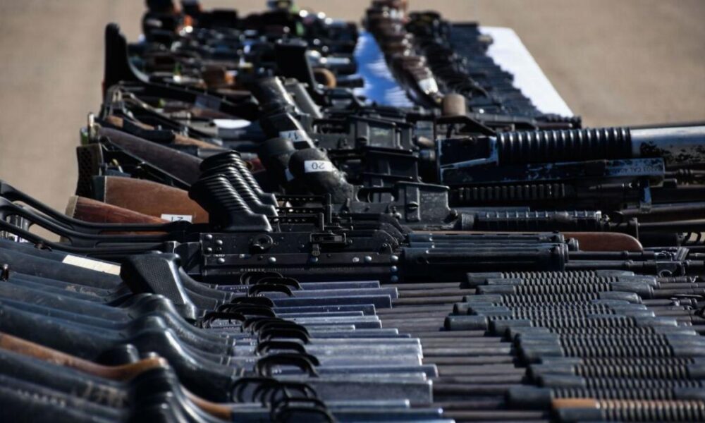 La presidenta Claudia Sheinbaum destacó el inicio de un programa inédito en Estados Unidos: “Barrer las Armas”, diseñado para frenar el tráfico ilegal de armamento hacia México. Se trata de un acuerdo alcanzado durante la reciente visita del secretario de Estado, Marco Rubio, y que, según la mandataria, representa un cambio radical en la cooperación bilateral en materia de seguridad. Sheinbaum subrayó que el 75 por ciento de las armas decomisadas en nuestro país provienen de territorio estadounidense, dato confirmado por autoridades de aquel país. Recordó que, en contraste, convenios como el fallido operativo Rápido y Furioso solo agravaron la violencia, pues las armas ingresaron a México y terminaron en manos del crimen organizado. —INSERT COMPLETO— Con este nuevo esquema, Washington reconoce por primera vez la necesidad de realizar operativos en su propio territorio para impedir que esas armas crucen la frontera. Además, permitirá rastrear su origen y fortalecer la trazabilidad. Para México, insistió Sheinbaum, este giro representa un paso decisivo en la lucha por la paz y la seguridad.