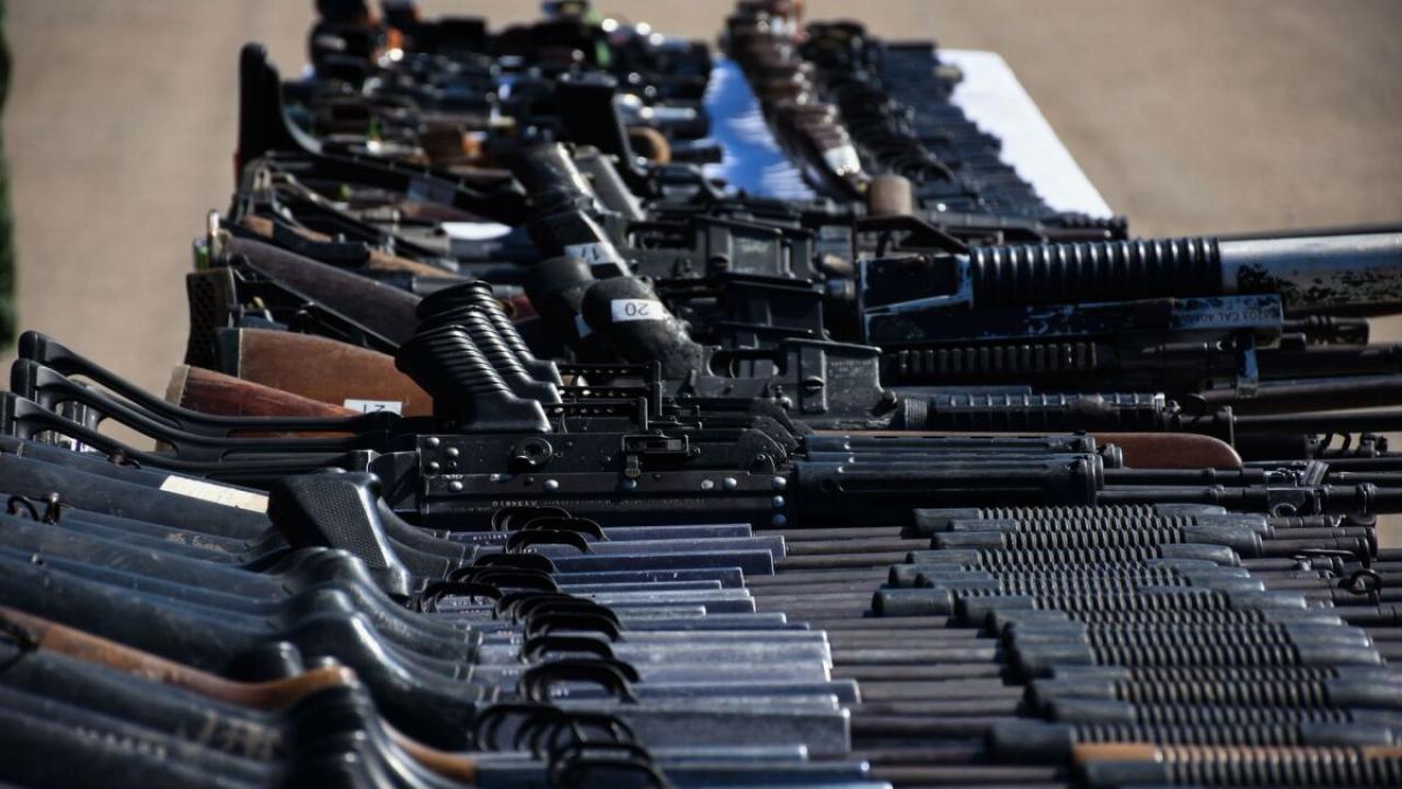 La presidenta Claudia Sheinbaum destacó el inicio de un programa inédito en Estados Unidos: “Barrer las Armas”, diseñado para frenar el tráfico ilegal de armamento hacia México. Se trata de un acuerdo alcanzado durante la reciente visita del secretario de Estado, Marco Rubio, y que, según la mandataria, representa un cambio radical en la cooperación bilateral en materia de seguridad. Sheinbaum subrayó que el 75 por ciento de las armas decomisadas en nuestro país provienen de territorio estadounidense, dato confirmado por autoridades de aquel país. Recordó que, en contraste, convenios como el fallido operativo Rápido y Furioso solo agravaron la violencia, pues las armas ingresaron a México y terminaron en manos del crimen organizado. —INSERT COMPLETO— Con este nuevo esquema, Washington reconoce por primera vez la necesidad de realizar operativos en su propio territorio para impedir que esas armas crucen la frontera. Además, permitirá rastrear su origen y fortalecer la trazabilidad. Para México, insistió Sheinbaum, este giro representa un paso decisivo en la lucha por la paz y la seguridad.